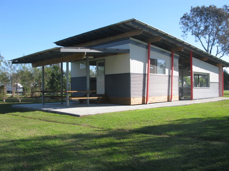 Lakeside Resort Forster - Forster: Modern camp kitchen and BBQ area