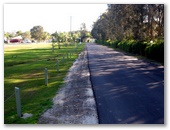 Lakeside Resort Forster - Forster: Road that leads into the park