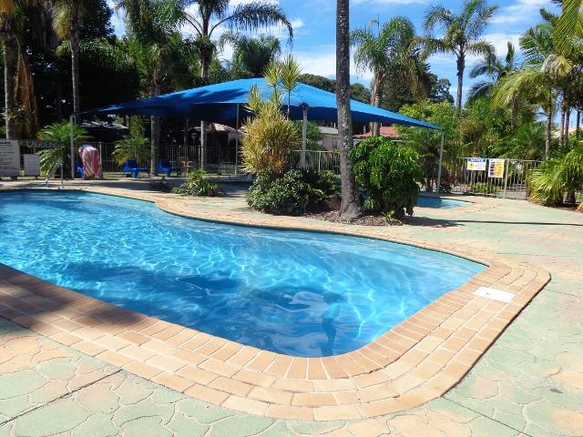 Lani's Holiday Island - Forster: second pool with kids pool and picnic tables