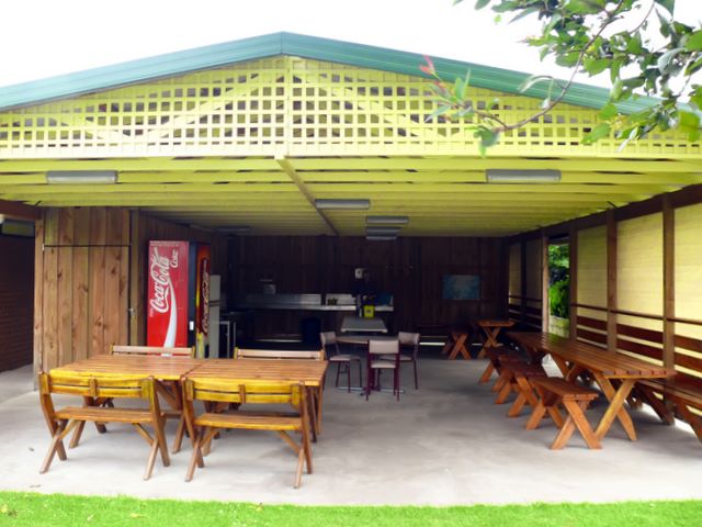 Prom Central Caravan Park - Foster: Camp kitchen and BBQ area