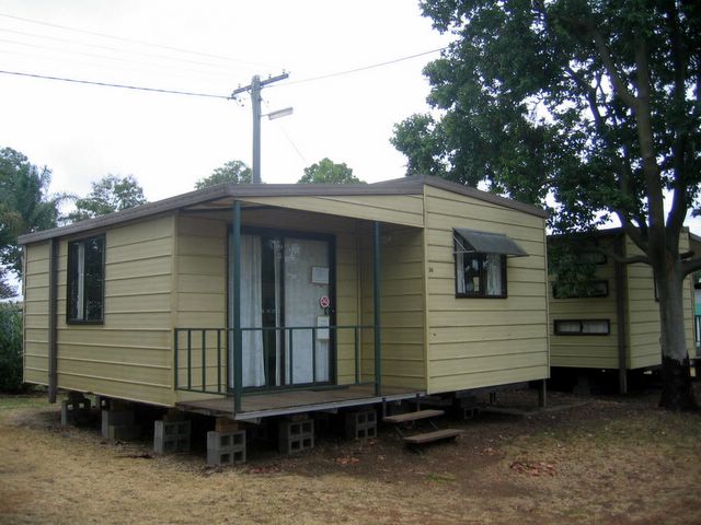 Gatton Caravan Park - Gatton: Cottage accommodation