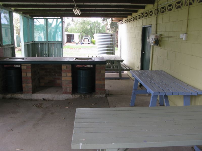 Moolap Caravan Park - Moolap Geelong: Camp kitchen and BBQ area