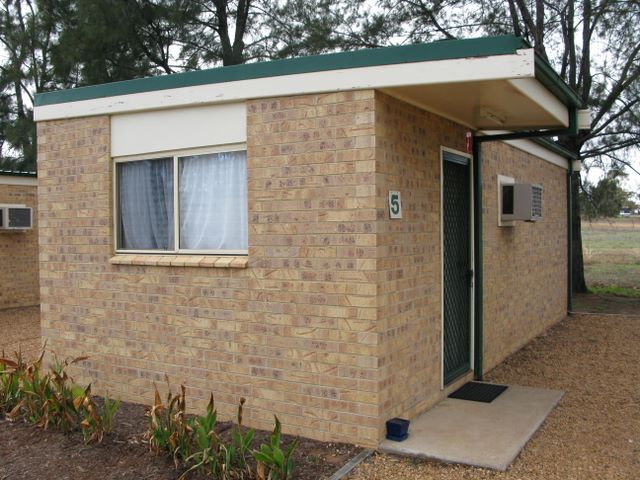 Gilgandra Caravan Park - Gilgandra: Cottage accommodation ideal for families, couples and singles
