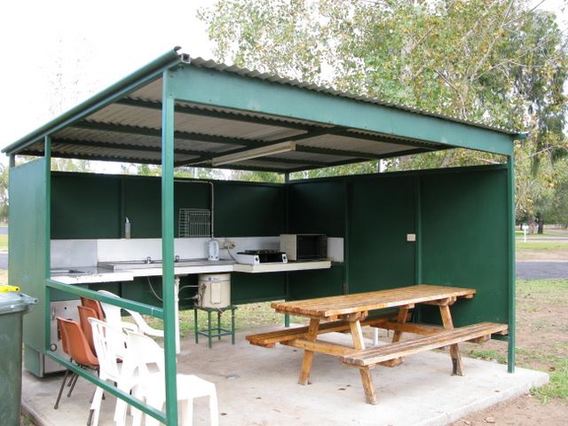 Gilgandra Caravan Park - Gilgandra: Camp kitchen and BBQ area