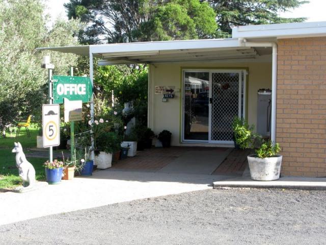 Barneys Caravan Park - Gilgandra: Reception and office 