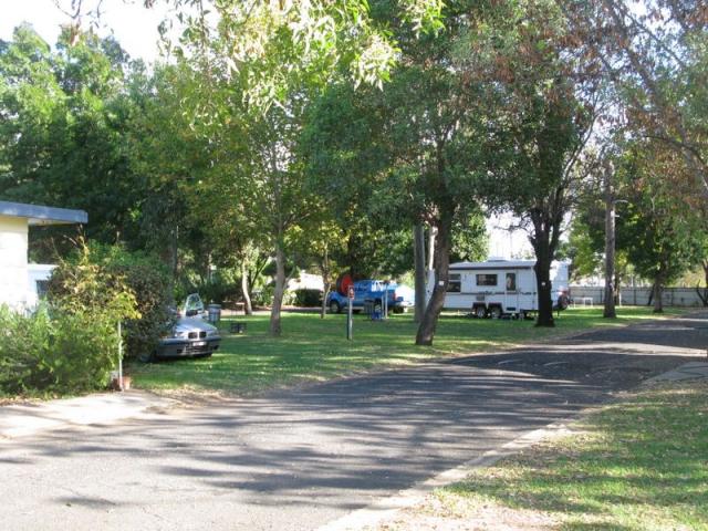 Rest a While Cabin & Van Park - Gilgandra: Good paved roads throughout the park 