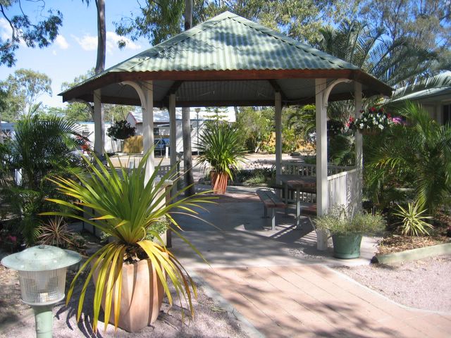 Kin Kora Village Tourist & Residential Home Park - Gladstone: Outdoor BBQ and eating area