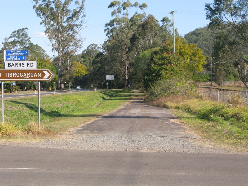 Steve Irwin Way - Glass House Mountains: Additional parking area shown just south of the Barrs Road.