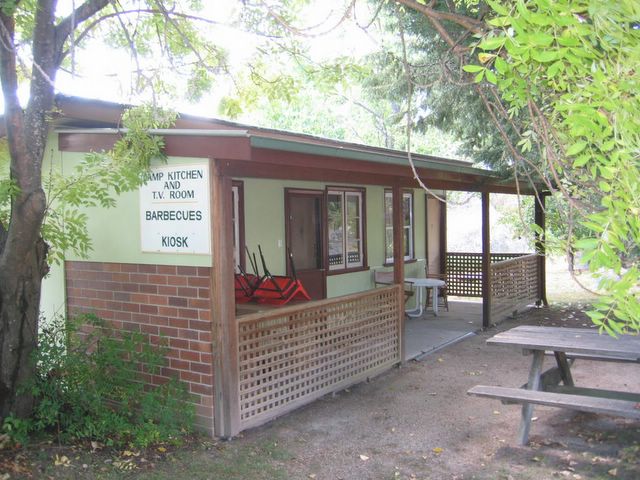 Craigieburn Tourist Park - Glen Innes: Camp Kitchen and BBQ area