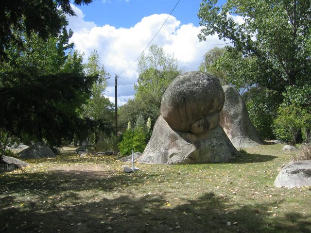 Craigieburn Tourist Park - Glen Innes: The park has many lovely rocks and is a great place for fossicking