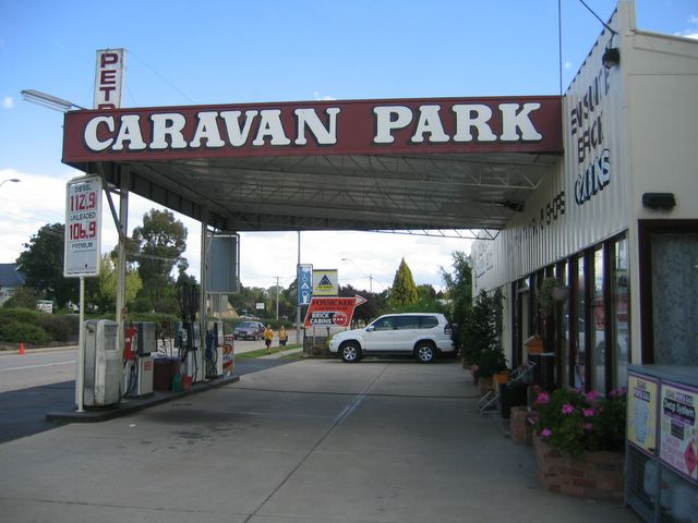 Fossicker Caravan Park - Glen Innes: Fossicker Caravan Park garage and shop