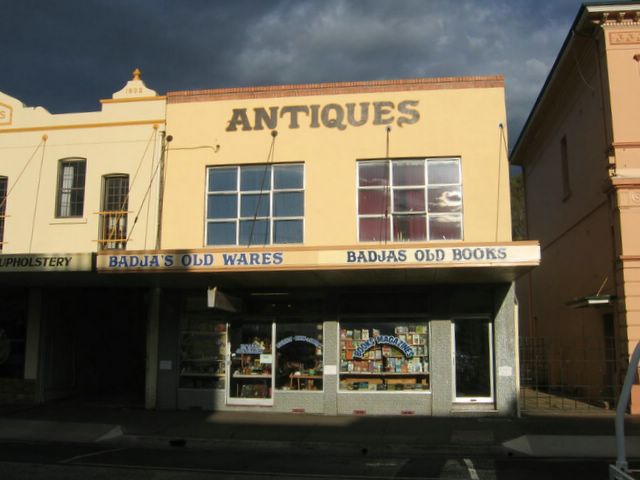 Glen Innes NSW - Glen Innes: Glen Innes NSW: Bagjas old wares and books