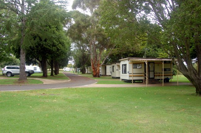 Glen Rest Tourist Park - Glen Innes: Plenty of room for tents and campers