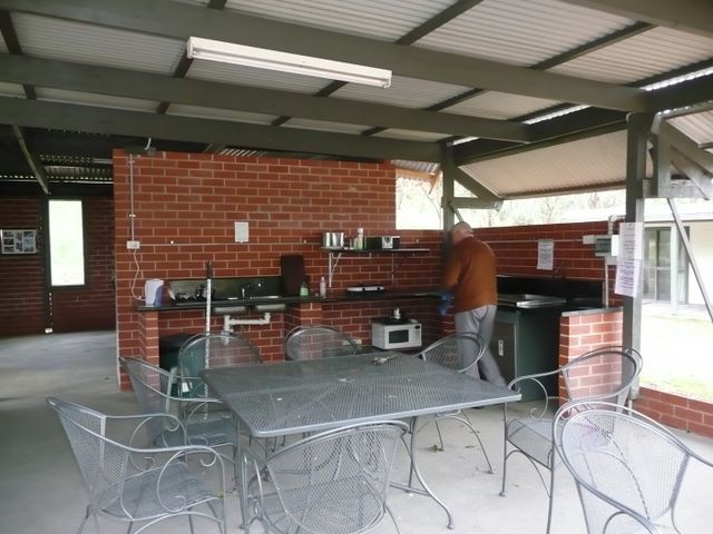 Glenrowan Tourist Park - Glenrowan: Camp kitchen and BBQ area