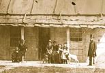 Glenrowan Tourist Park - Glenrowan: Old photo of kelly hut taken about 1881. Some of the Kelly family stand out side
