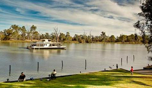 River Gardens Tourist Park - Gol Gol: Houseboat on the river