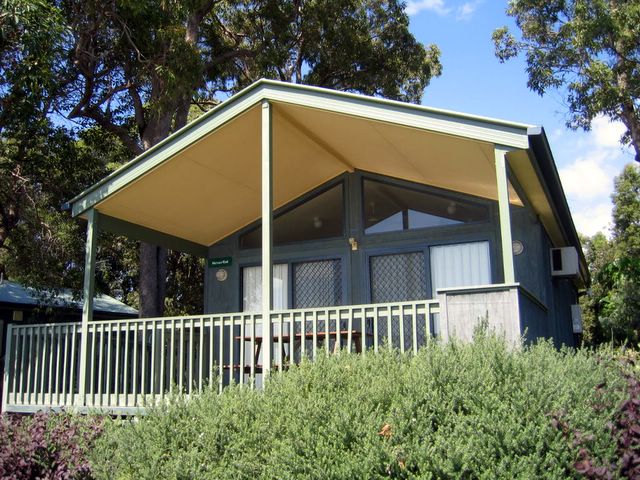 Jacobs Well Tourist Park - Jacobs Well: Cottage accommodation ideal for families, couples and singles with beach views