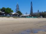 Broadwater Tourist Park - Southport: Calm waters and nice beach in front of cabins