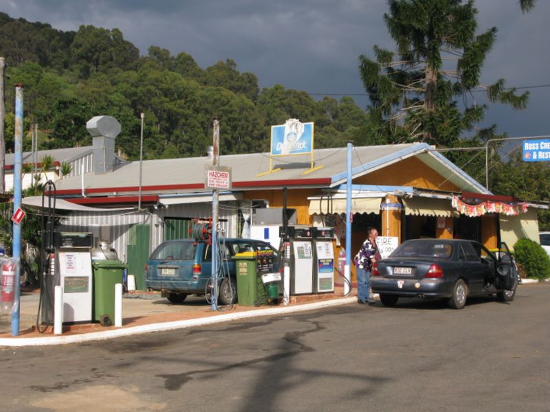 Ross Creek Store Rest Area - Goomboorian: Store and service station