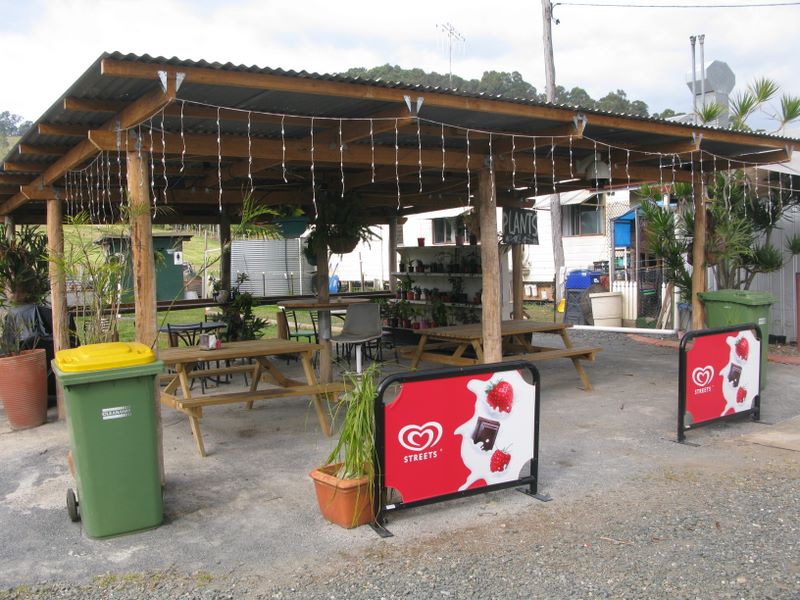 Ross Creek Store Rest Area - Goomboorian: Sheltered outdoor BBQ