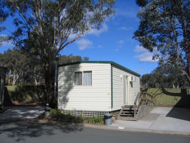 Governors Hill Carapark - Goulburn: Cottage accommodation ideal for families, couples and singles