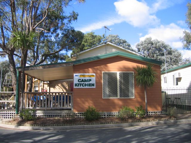 Governors Hill Carapark - Goulburn: Camp kitchen and BBQ area