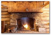 Gowrie Park Wilderness Village - Gowrie Park: Marvellous open fire for cold nights