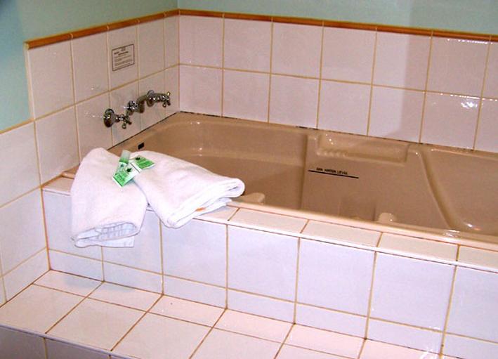 Gracetown Caravan Park - Gracetown: Bathroom in Chalet.