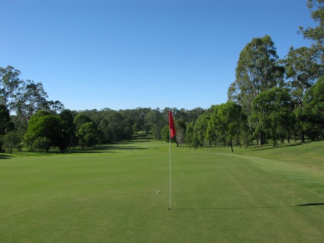 Grafton District Services Social Golf Club - Grafton: Green on Hole 3 looking back along the fairway.