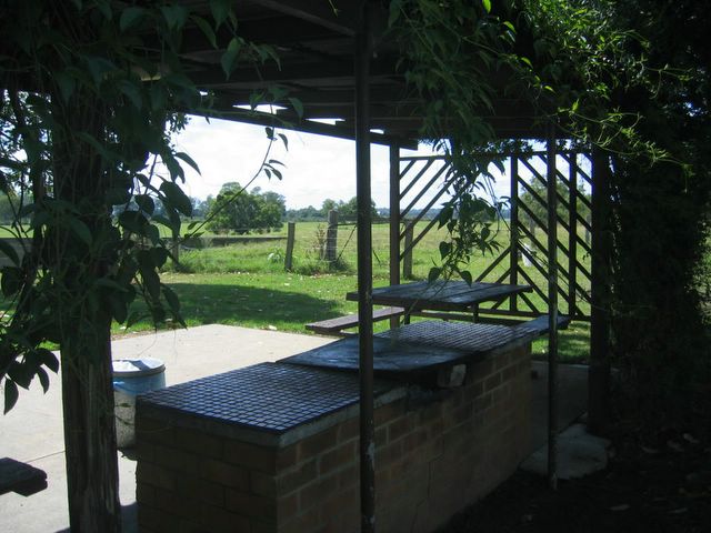 Grafton Sunset Caravan Park - Grafton: Camp Kitchen and BBQ area with view of open fields