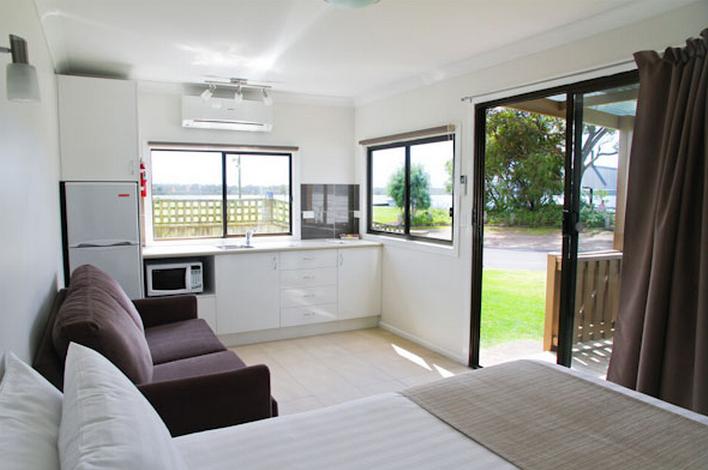 Anglers Rest Riverside Caravan Park - Greenwell Point: Lounge and kitchen in Studio 6