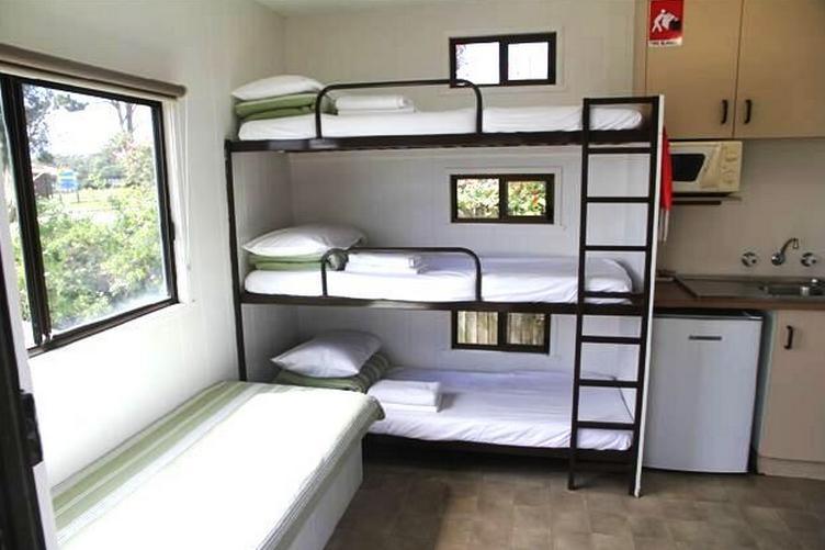 Anglers Rest Riverside Caravan Park - Greenwell Point: Bedroom in Cabin 1