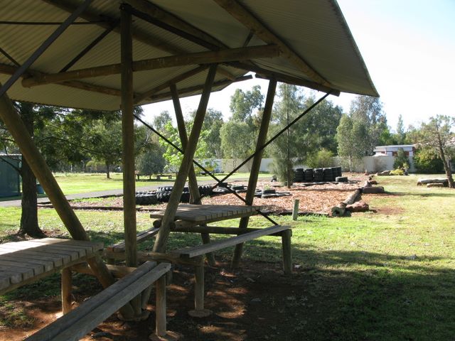 Griffith Caravan Village - Griffith: Cover outdoor eating area adjacent to play area for children