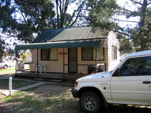 Henry Lawson Caravan Park - Gulgong: Cottage accommodation ideal for families, couples and singles