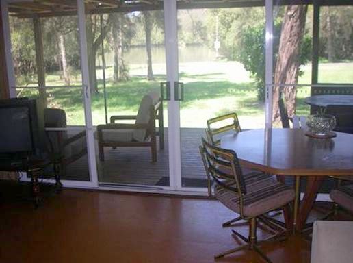 Riverlands Caravan Park and Wombat Cafe - Gunderman: Interior of cabin