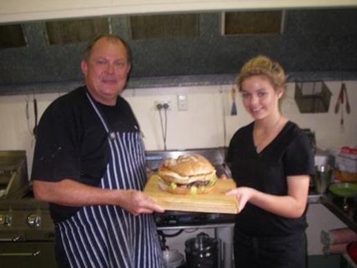 Riverlands Caravan Park and Wombat Cafe - Gunderman: Large yummy hamburger weighing in at 1.1kg
