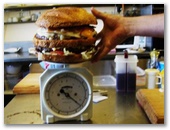 Riverlands Caravan Park and Wombat Cafe - Gunderman: Can you eat the 2.3kg hamburger?
