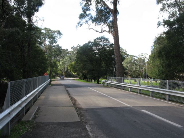 Halls Gap Caravan Park - Halls Gap: The bridge leads to the adjacent facilities owned by the park