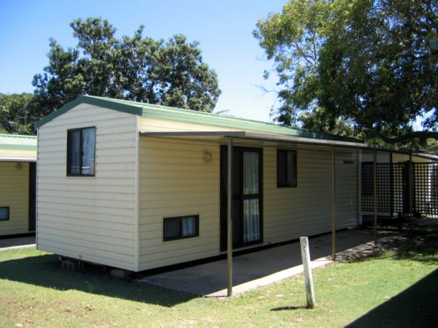 Hastings Point Holiday Village - Hastings Point: Cabin accommodation with shady verandah