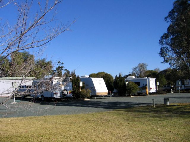 Hay Plains Holiday Park - Hay Big4 - Hay: Stone (grave) powered sites for caravans