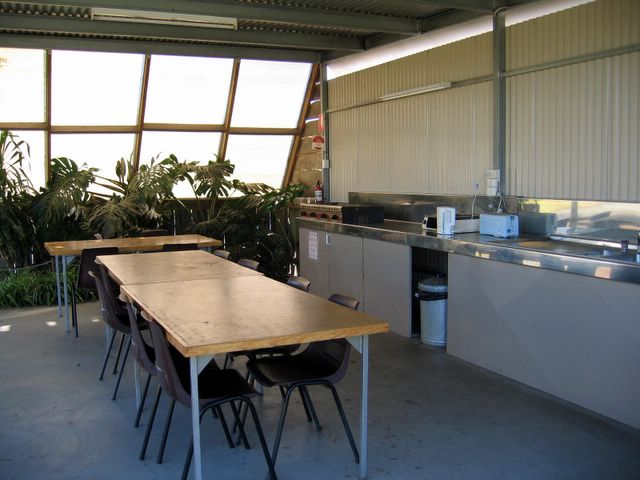 Hay Plains Holiday Park - Hay Big4 - Hay: Camp kitchen and BBQ area