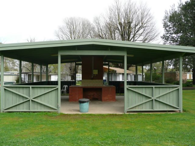 Queen Meadow Caravan Park - Heathcote: Camp kitchen and BBQ area