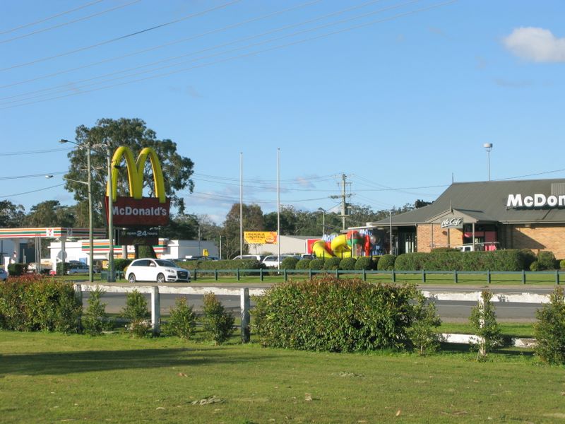 Pacific Gardens Van Village - Heatherbrae: The park is a short stroll to McDonalds Restaurant and other fast food outlets to Heatherbrae.