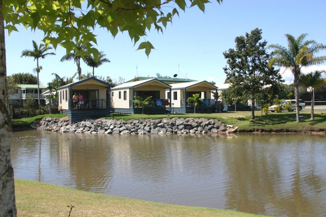 Fraser Lodge Holiday Park - Torquay: Cottage accommodation, ideal for families, couples and singles.  Cottages have views of the pond.