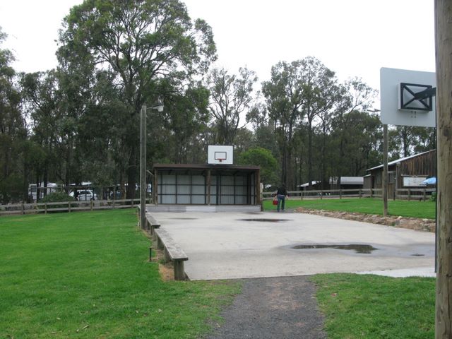 Blores Hill Caravan and Camping Park - Heyfield: Outdoor basketball court.