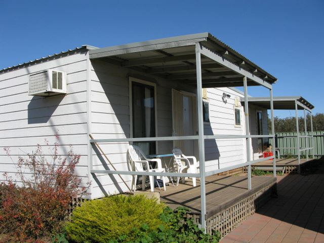 Hillston Caravan Park - Hillston: Cottage accommodation ideal for families, couples and singles
