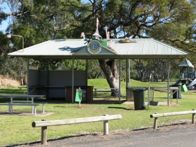Hillston Caravan Park - Hillston: BBQ and picnic area in adjacent park. This facility was provided by the Lions Club of Hillston.
