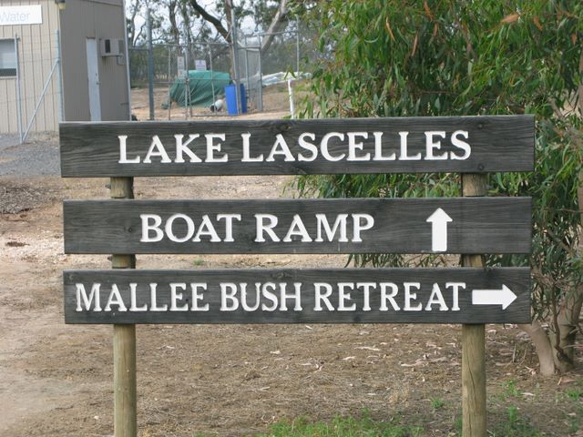 Mallee Bush Retreat - Hopetoun: Lake Lascelles Mallee Bush Retreat welcome sign