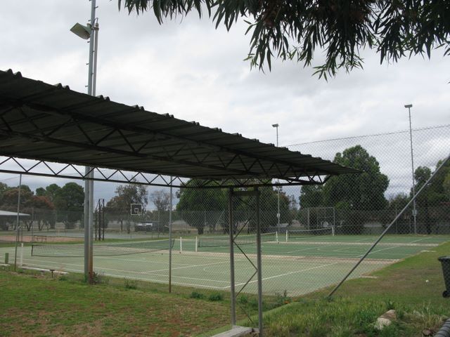 Hopetoun Caravan Park - Hopetoun: Tennis courts near the entrance to the park.