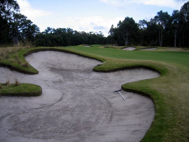 Le Meilleur Horizons Golf Resort - Salamander Bay: This hole has many fairway bunkers